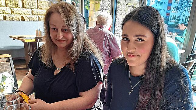 Britta Katsikas-Liewald und ihre Tochter Alexia aus Reutlingen sind zu einem Postcrossing-Treffen nach Tübingen gekommen.