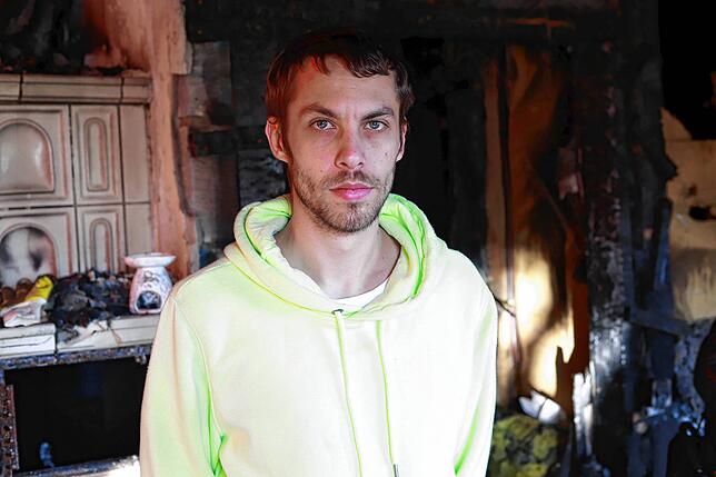 Anthony Schweizer steht in der Wohnung, die ein Raub der Flammen wurde.