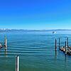 Das Panorama vom Hafen in Friedrichshafen: Klarer Himmel bedeutet tagsüber zwar viel Sonne und sommerliche Temperaturen. Nachts hingegen ...