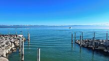 Das Panorama vom Hafen in Friedrichshafen: Klarer Himmel bedeutet tagsüber zwar viel Sonne und sommerliche Temperaturen. Nachts hingegen ...