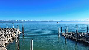 Das Panorama vom Hafen in Friedrichshafen: Klarer Himmel bedeutet tagsüber zwar viel Sonne und sommerliche Temperaturen. Nachts hingegen ...