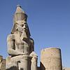 Selbstverherrlichung: Sitzstatuen von Pharao Ramses II. gibt es viele.