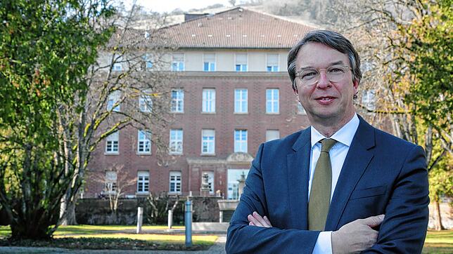 Bernd Sieber, Geschäftsführer des Gesundheitsverbunds Landkreis Konstanz, vor dem Hauptgebäude der Singener Klinik. Er sieht sich ...