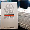 Das Grundgesetz der Bundesrepublik Deutschland garantiert in Artikel 5 das Recht auf Meinungsfreiheit. Um diese ist es laut einer ...