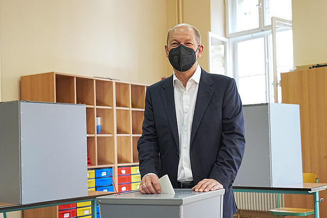 Bundestagswahl · Stimmabgabe Scholz SPD SPD-Kanzlerkandidat Olaf Scholz gibt in der Max Dortu Schule in Potsdam seine Stimme ab zur Bundestagswahl.