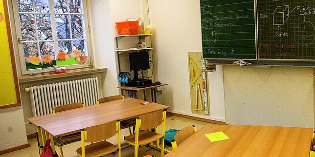 (Archivbild) Noch ist es in den Klassenzimmern leer – hier ein Foto der Stephansschule – doch schon bald zieht wieder Leben ...