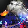 In der Nacht zum Sonntag brennt ein Haus an der Daisendorfer Straße in Mühlhofen lichterloh. Auch Feuerwehren und Rettungskräfte aus den ...