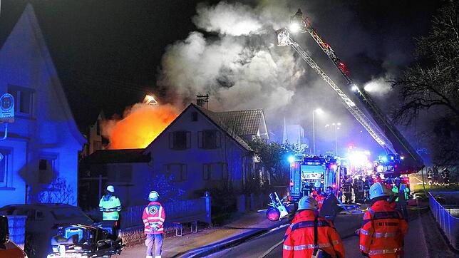 In der Nacht zum Sonntag brennt ein Haus an der Daisendorfer Straße in Mühlhofen lichterloh. Auch Feuerwehren und Rettungskräfte aus den ...