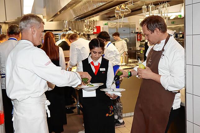Beim Gala Diner zugunsten der Nachsorgeklinik Tannheim sind sich auch Spitzenköche wie Simon Tress (rechts) und Hermann-Josef Büter ...