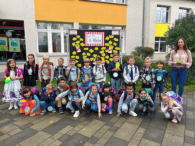Die Klasse 1b der Grundschule Volkertshausen mit ihrer Klassenlehrerin Christina Zupan.