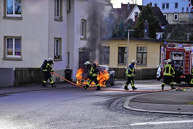Dichter Rauch steigt auf, die Feuerwehrleute arbeiten unter Atemschutz.
