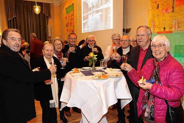 Beim Stehempfang nach dem Festakt stoßen Peter Hase (von links), Heidrun Hase, Marieluise und Gerhard Rapp, Henning und Margot Imber, ...