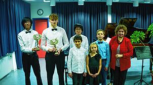 Im Bild von links Changhao Chen, Nikita Fedorov, Wenhan Chen, Nikolas Deutsch und Gabriele König; vorne Joel Kohnle und Anfisa Kryvonos. ...