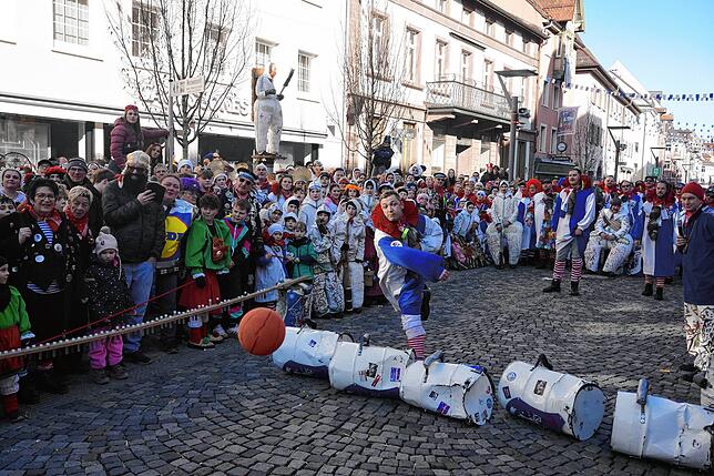 Bild 11: Die Wuescht besiegen die Glonkies beim Völkerball-Wettkampf