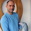 Jürgen Knoll, Followfood-Geschäftsführer, mit dem Baby-Delfin aus dem 3D-Drucker.