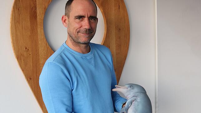 Jürgen Knoll, Followfood-Geschäftsführer, mit dem Baby-Delfin aus dem 3D-Drucker.