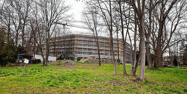 Um dieses Gelände geht es: Auf dem Büdingen-Areal entsteht aktuell ein großes Luxushotel.