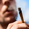 Ein Mann raucht bei einer Demonstration für eine Legalisierung von Cannabis einen Joint.
