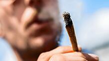 Ein Mann raucht bei einer Demonstration für eine Legalisierung von Cannabis einen Joint.