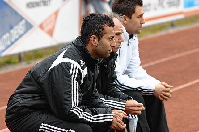 So fing es an: Erkan Aktas (vorn) begann seine Trainerkarriere beim SV 08 Laufenburg in der Bezirksliga. Schon damals eine feste Größe ...