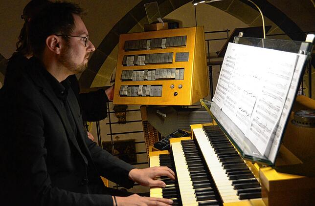 Kirchenmusiker Johannes Tress beginnt das Konzert mit einer Chaconne.