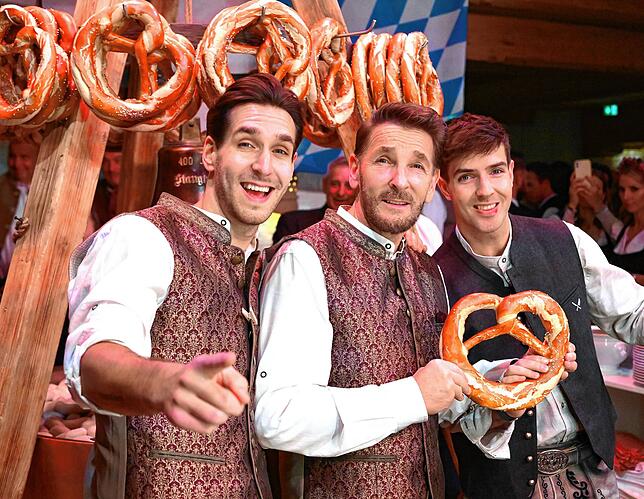 Mark Keller mit seinen Söhnen Joshua (links) und Aaron (rechts) in Kitzbühel.
