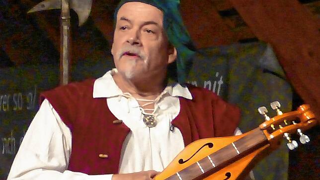 Der 71-jährige Liedermacher und Autor Roland Kroell mit einer Epinette.