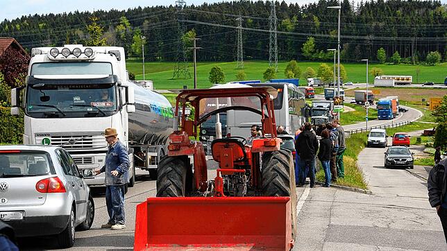 Schon mehrfach haben sich die Bewohner von Randen und Zollhaus mit Straßenblockade für den Bau der Ortsumfahrung der B 27 eingesetzt. ...