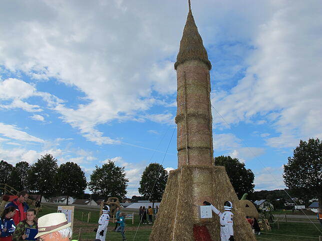 Rakete „STROHPOLLO 1“ überrragt den Strohpark 2019. Immer wieder zählt das Team in englisch von zehn rückwärts auf eins, ehe ...