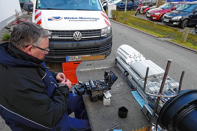 Der Ausbau des Breitbandnetzes soll trotz Corona vorangetrieben werden. Im Bild verbindet ein Mitarbeiter der Firma Rhön-Montage im ...