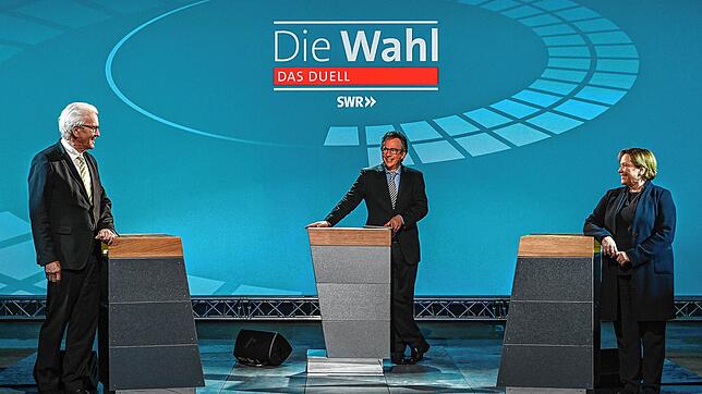 Winfried Kretschmann und Susanne Eisenmann vor dem TV-Duell im Wahlstudio mit Moderator Fritz Frey. Das TV-Duell hat ein Nachspiel um ...