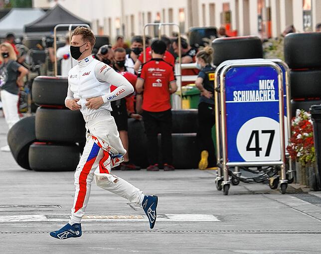 Mick Schumacher vom Haas F1 Team am Tag zuvor im Fahrerlager.
