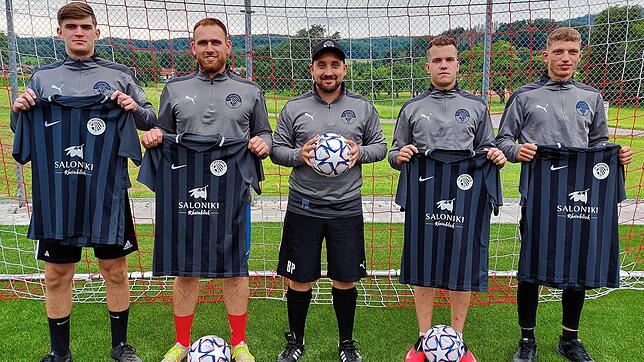 FC Hochrhein, Neuzugänge 2021 (von links) Julian Widlund (eigene Jugend), Luca Magerl (FC Geisslingen), Trainer Philip Brandl, Justin ...