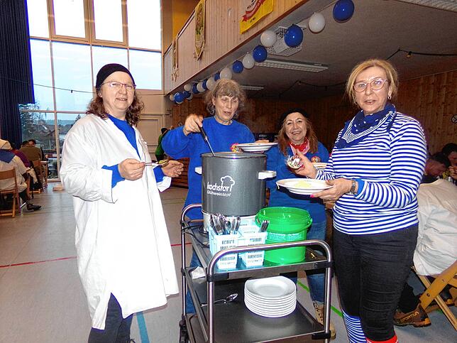 Ein deftiges Narrenfrühstück servieren die Wolterdinger Bregtal-Glonki Frauen Petra Weniger, Sonja Mößner, Rosi Weinert und Anita Hug ...