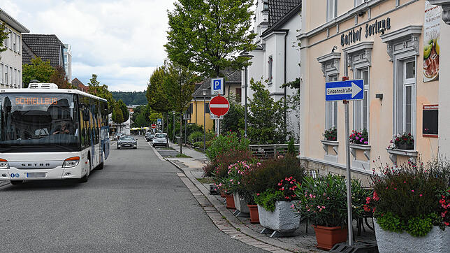 Schiller- und Bahnhofstraße sind derzeit nur in einer Richtung zu befahren, solange die Linienbusse wegen der Baustelle am Busbahnhof in ...