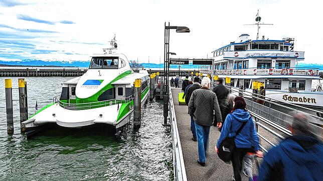 Ab Freitag nur noch alle zwei Stunden unterwegs: Der Katamaran im Hafen von Friedrichshafen (Bild vom 11.&nbsp;März&nbsp;2020).
