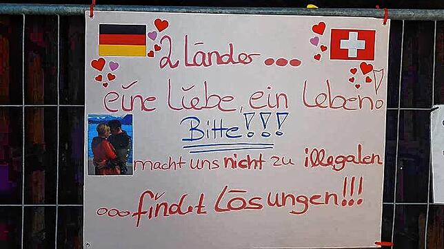 „Eine Liebe, ein Leben!“: Mit Plakaten wie diesem protestieren Paare und Familien Mitte April 2020 an der gesperrten ...