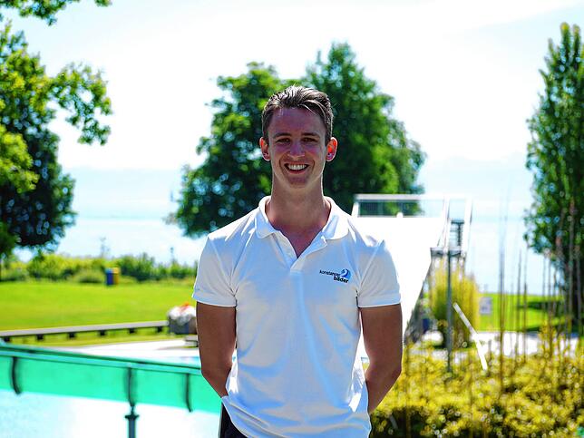 Normalerweise beaufsichtigen zwei Personen das Bad, nun sind es vier. Teamleiter Freibad Stefan Widua freut sich auf die Wiedereröffnung.