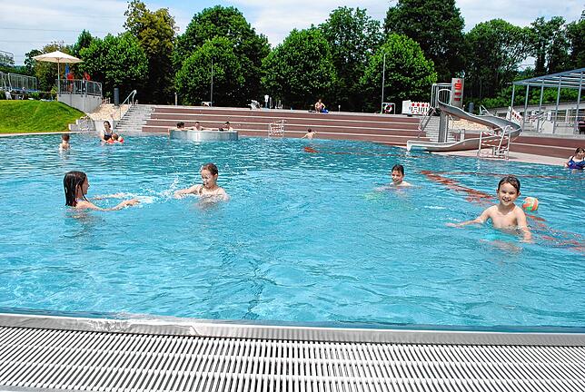 Planschen: Diese vier jungen Badegäste genießen das 24 Grad warme Wasser.