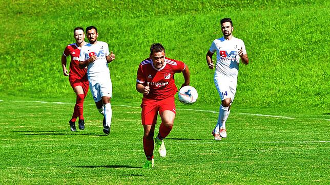 Zug zum Tor: Louis Schanz (24) wechselte im Sommer vom B-Kreisligisten SV Eggingen zum FC RW Weilheim in die Bezirksliga und will ...