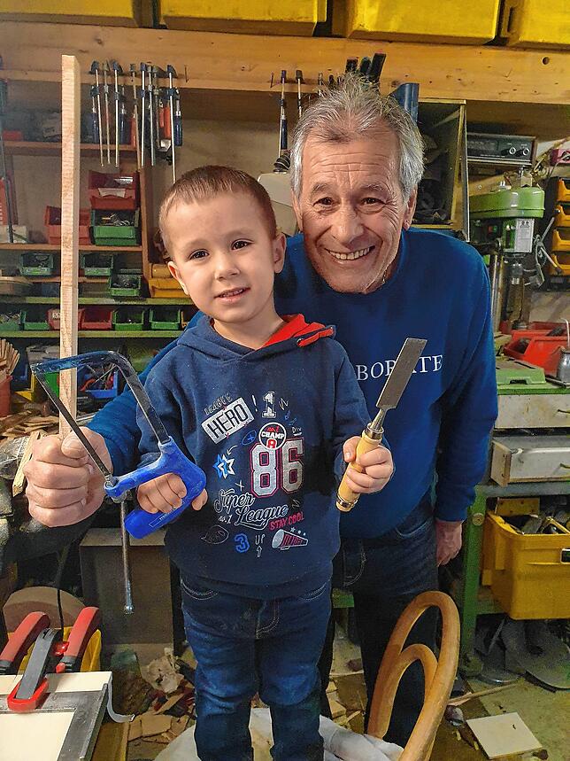 Säge und Meißel: Nevio (3) weiß schon, wie man damit umgeht. Das freut auch seinen Lehrmeister, Opa Giovanni Russo.