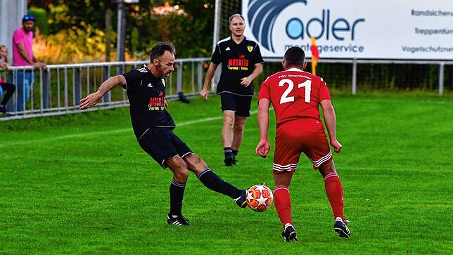 Bild 20: Zwölf Tore fallen beim Derby der Legenden in Rheinfelden &ndash; und wir haben die Bilder!