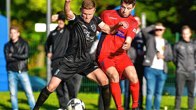 Der Marbacher Dominic Fischer (links) im Duell mit dem Bad Dürrheimer Jeremias Fischerkeller. Im Landesliga-Derby kam Bad Dürrheim durch ...