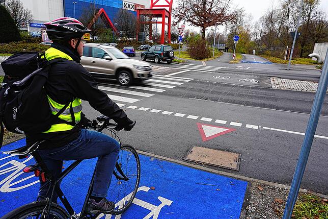 Radfahrer auf dem Veloring werden an vielen Kreuzungen ausgebremst.