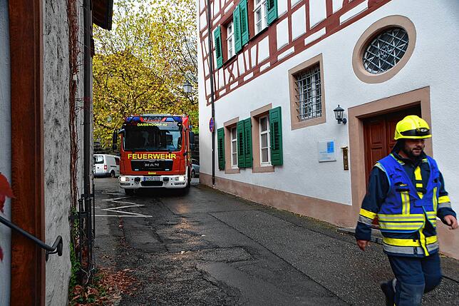 Der Fahrer dieses Einsatzfahrzeugs muss für die Einfahrt in die Kunkelgasse zurücksetzen und rangieren.
