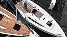Besucher schauen sich in der Messehalle in Friedrichshafen die Neuigkeiten der Bootbranche an. 2024 findet die Messe nicht mehr neun, ...