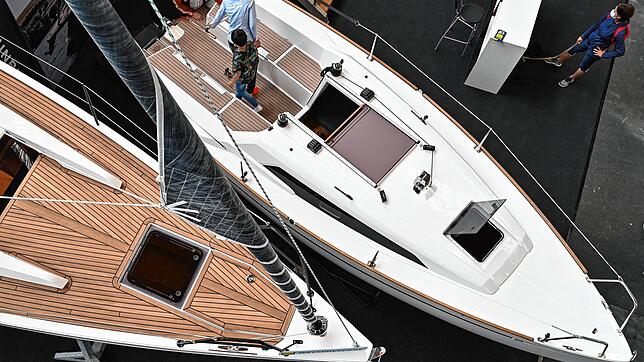 Besucher schauen sich in der Messehalle in Friedrichshafen die Neuigkeiten der Bootbranche an. 2024 findet die Messe nicht mehr neun, ...