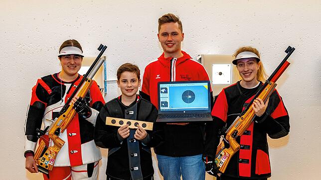 Die kleine Zielscheibe zu treffen, erfordert viel Training, das wissen (von links) Ana Pinto Grangler (17 Jahre), Lucas Fleischmann ...