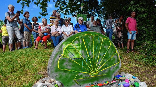 Auf den Gedenkstein an der neuen Pilgerstation wurde eine Farbattacke verübt.