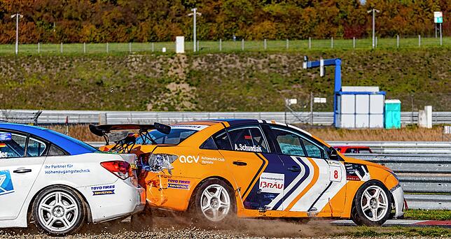 Felix Müller (im linken Auto) tritt nach einem Ausweichmanöver den Cruze von Andreas Schundiak (oranges Auto) noch am Heck.